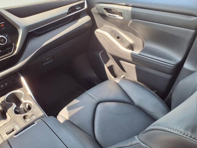 Used 2020 Toyota Highlander XLE AWD/4WD image 17
