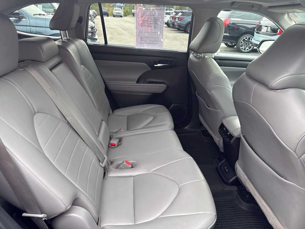 Used 2021 Toyota Highlander XLE AWD/4WD image 41