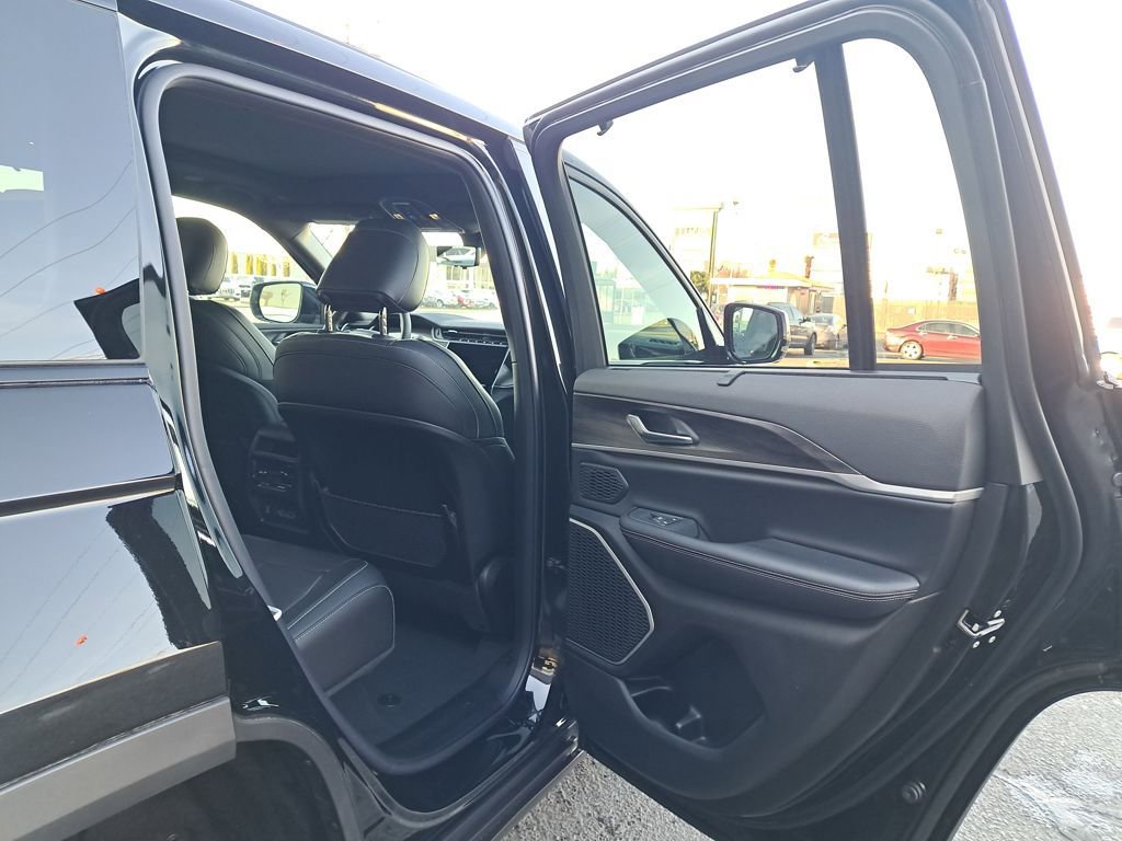 New 2025 Jeep Grand Cherokee Limited w/ Luxury Tech Group II AWD/4WD image 14