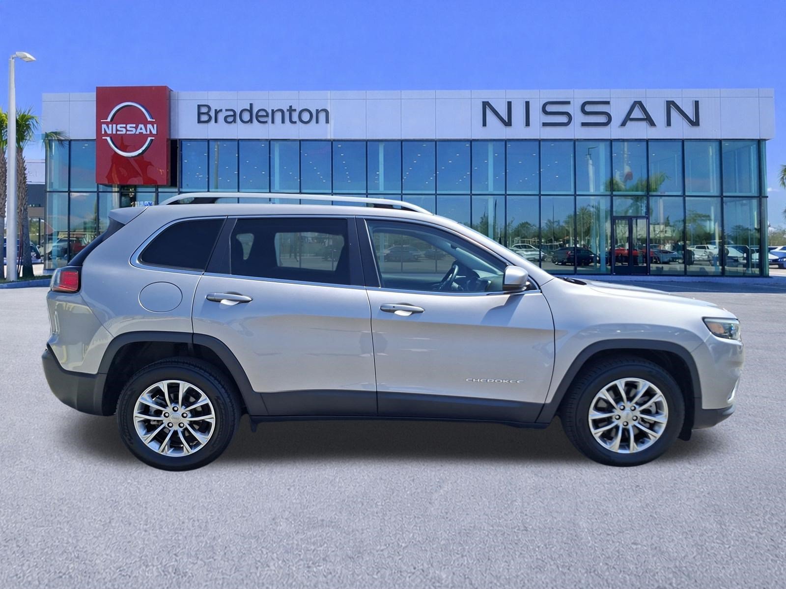 Used 2021 Jeep Cherokee Latitude Plus w/ Sun & Sound Group FWD image 4