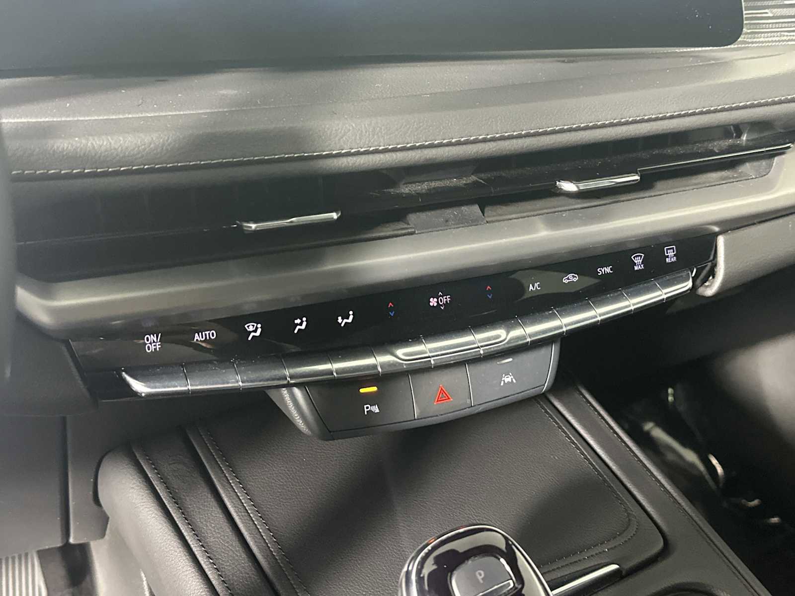 Used 2025 Cadillac XT4 Premium Luxury image 28