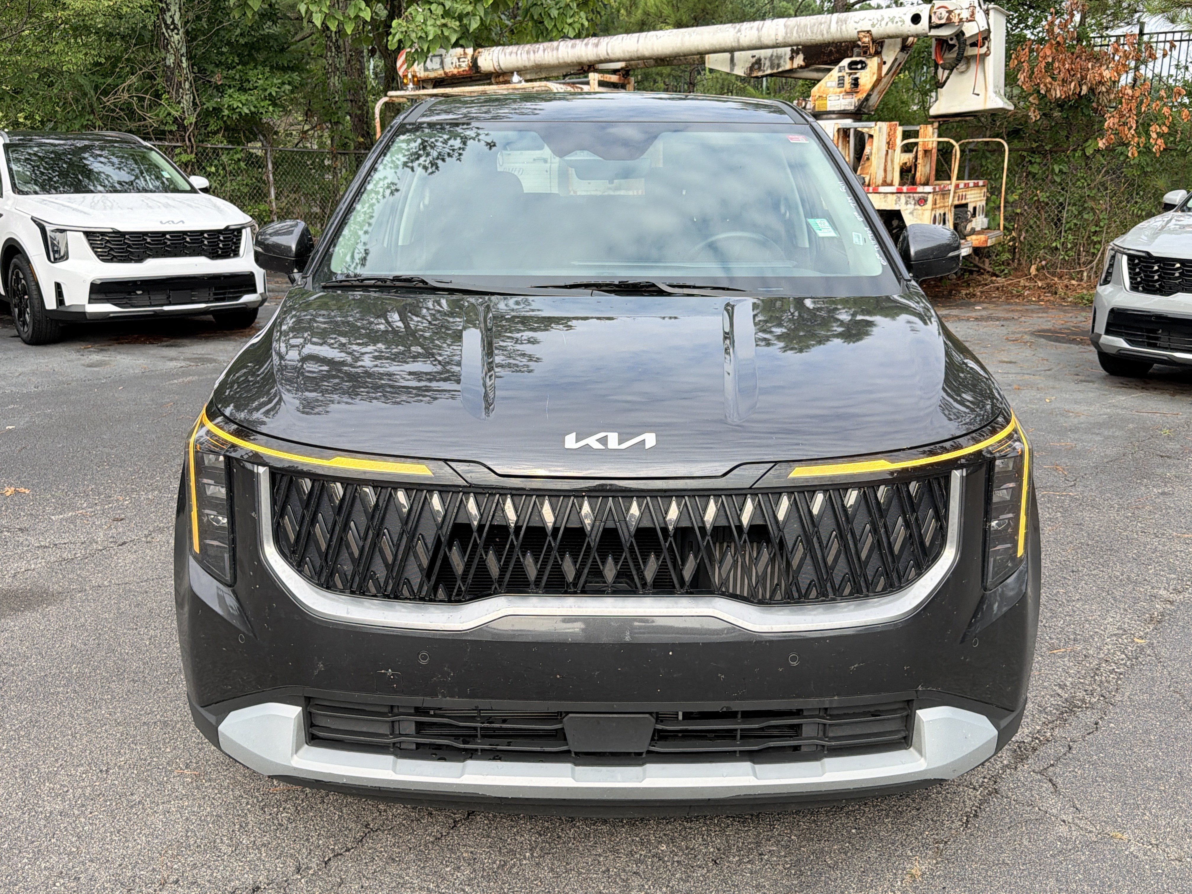 Used 2026 Kia Carnival LXS FWD image 2