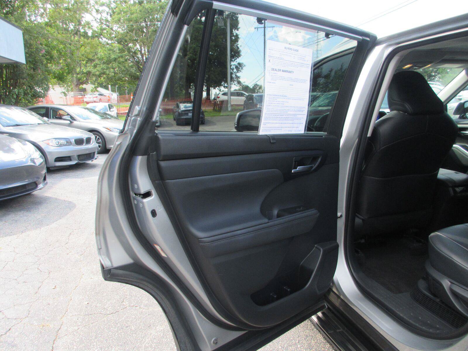Used 2023 Toyota Highlander XLE FWD image 15