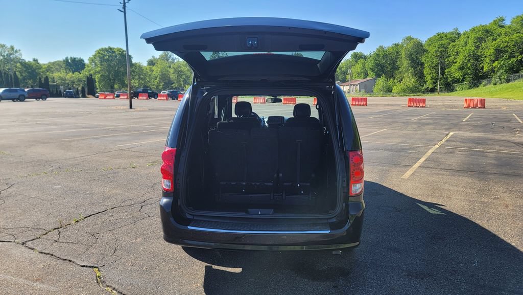 Used 2016 Dodge Grand Caravan SE FWD image 11