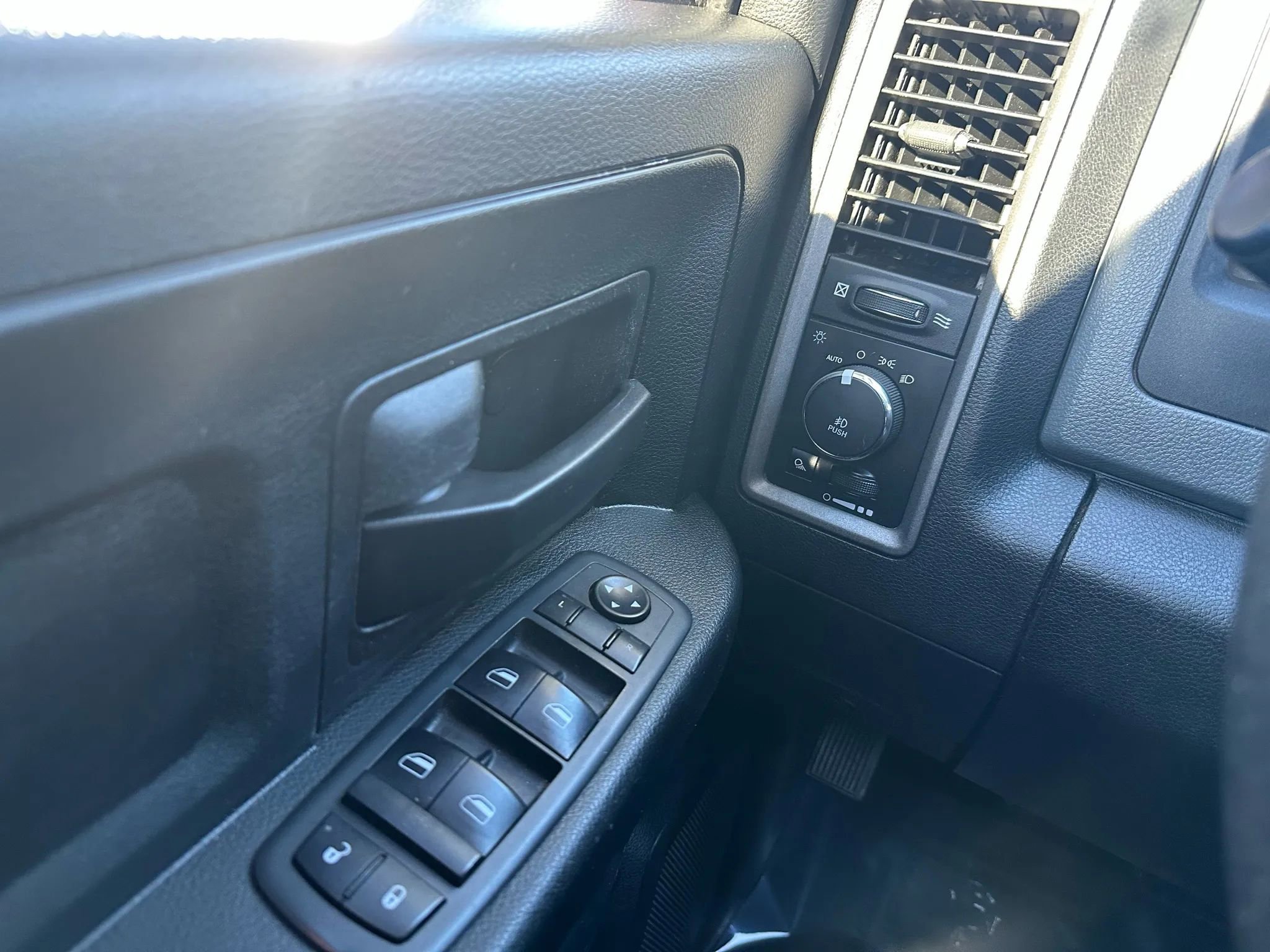 Used 2018 RAM 1500 Express image 34