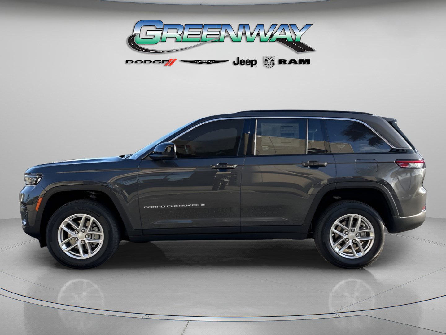 New 2025 Jeep Grand Cherokee Laredo image 2