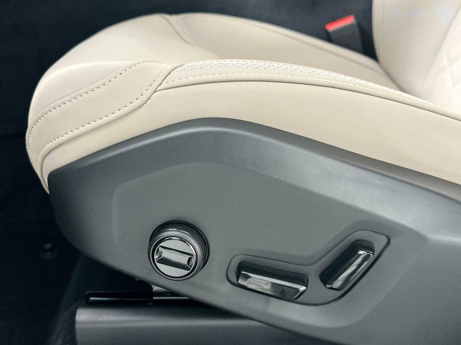 Used 2025 Volvo XC90 B6 Plus w/ Protection Package Premier image 18