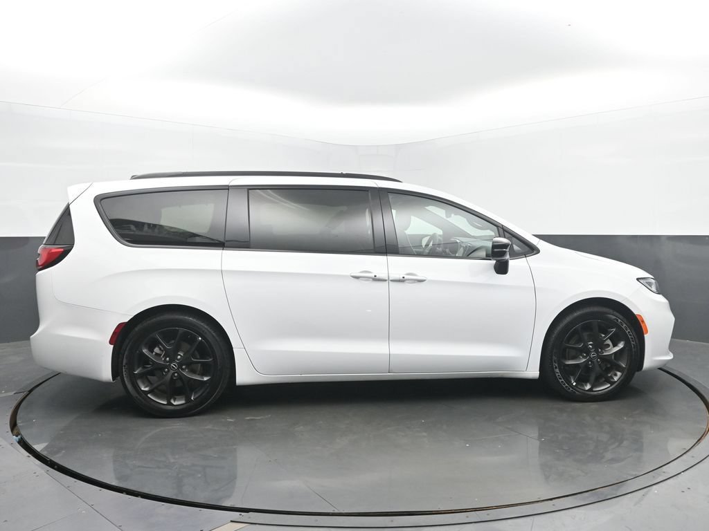 Used 2025 Chrysler Pacifica Limited FWD image 6