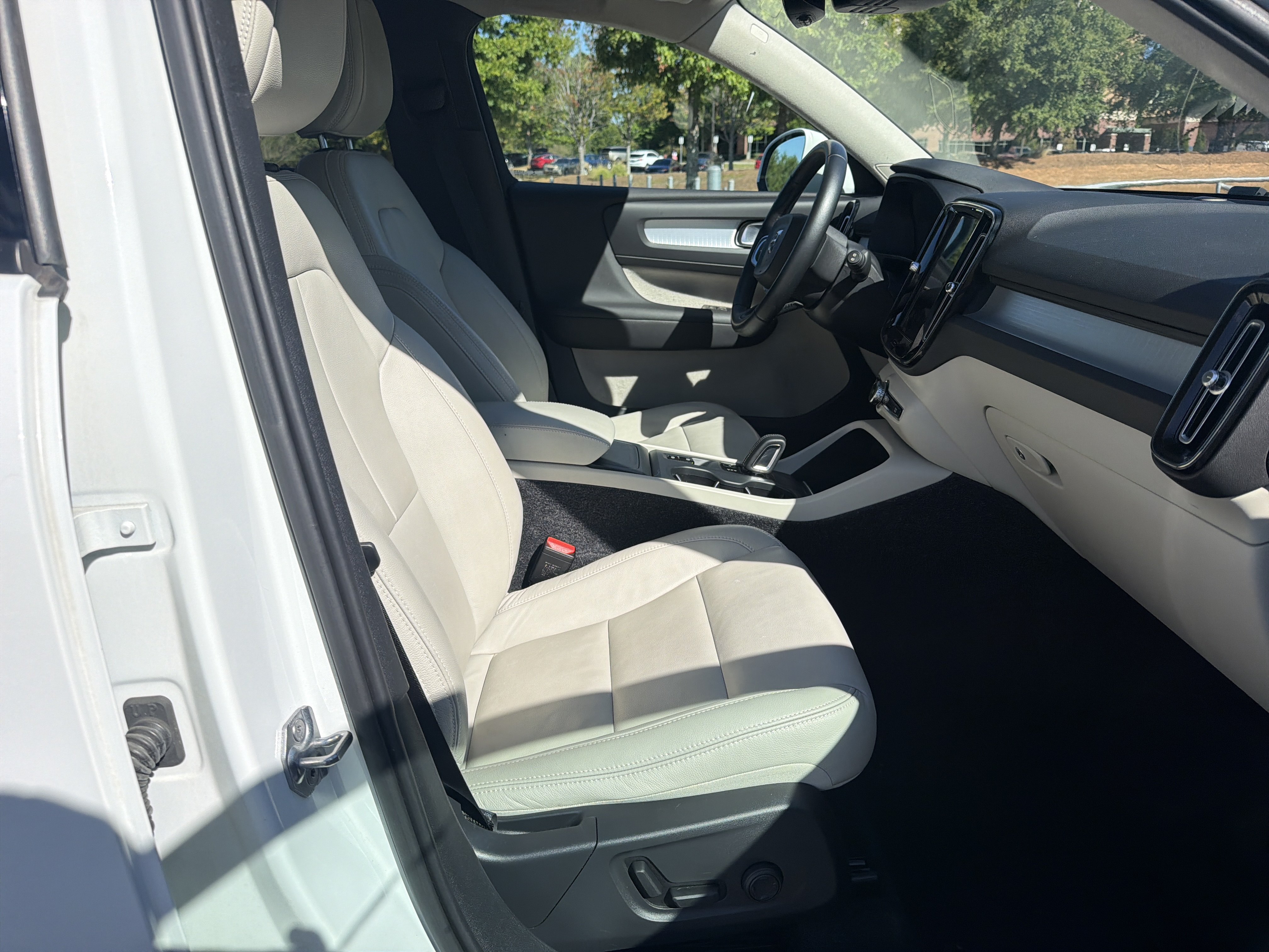 Used 2019 Volvo XC40 T4 Momentum FWD image 31