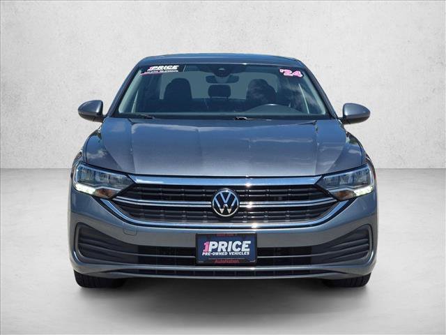 Used 2024 Volkswagen Jetta SE FWD image 2