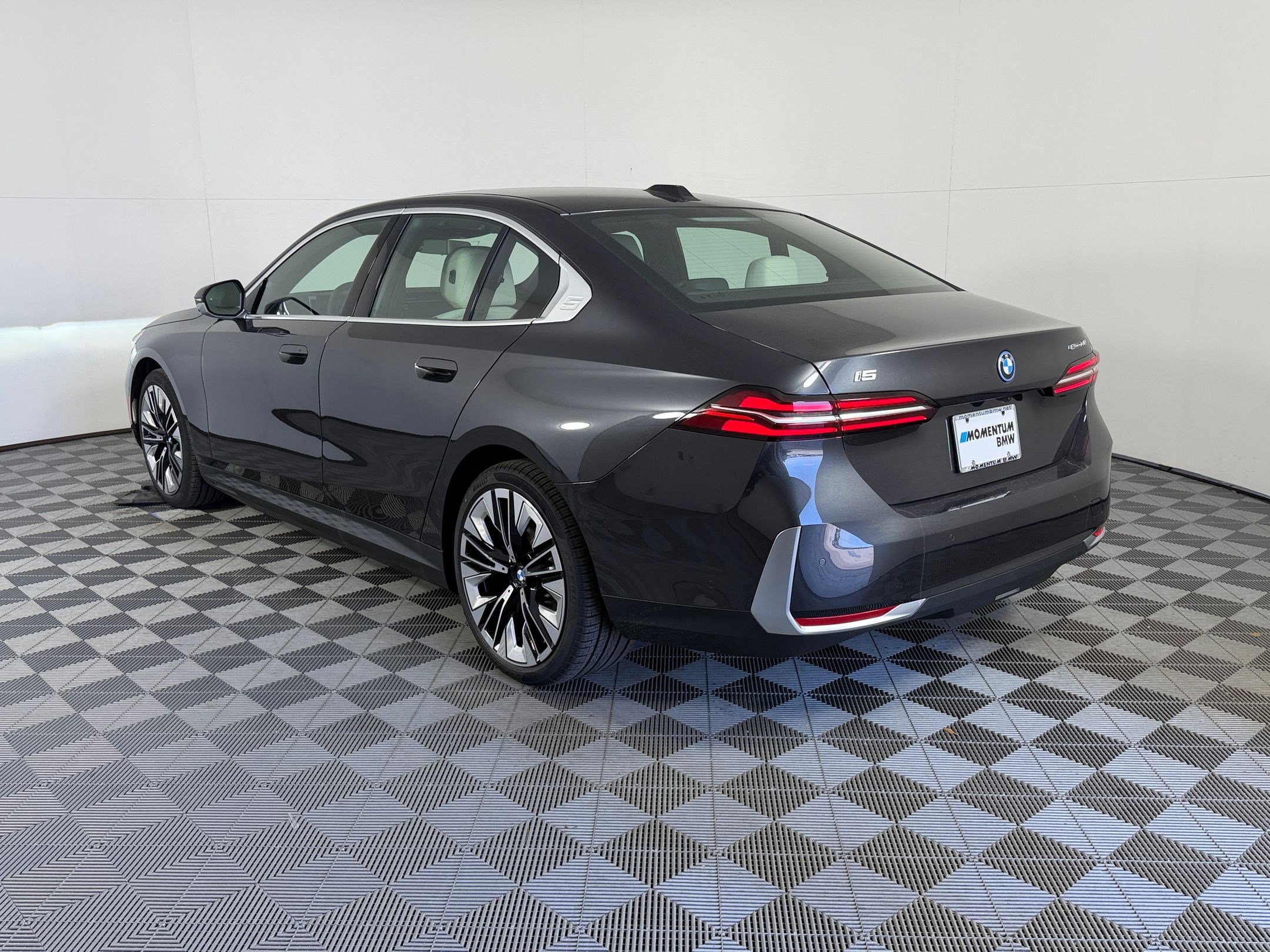 New 2026 BMW i5 eDrive40 RWD image 3