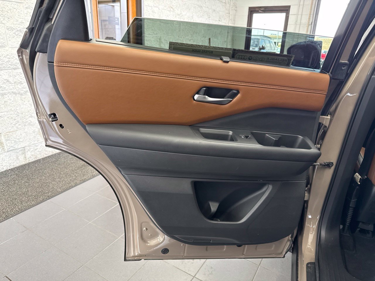 Used 2025 Nissan Pathfinder Platinum AWD/4WD image 44