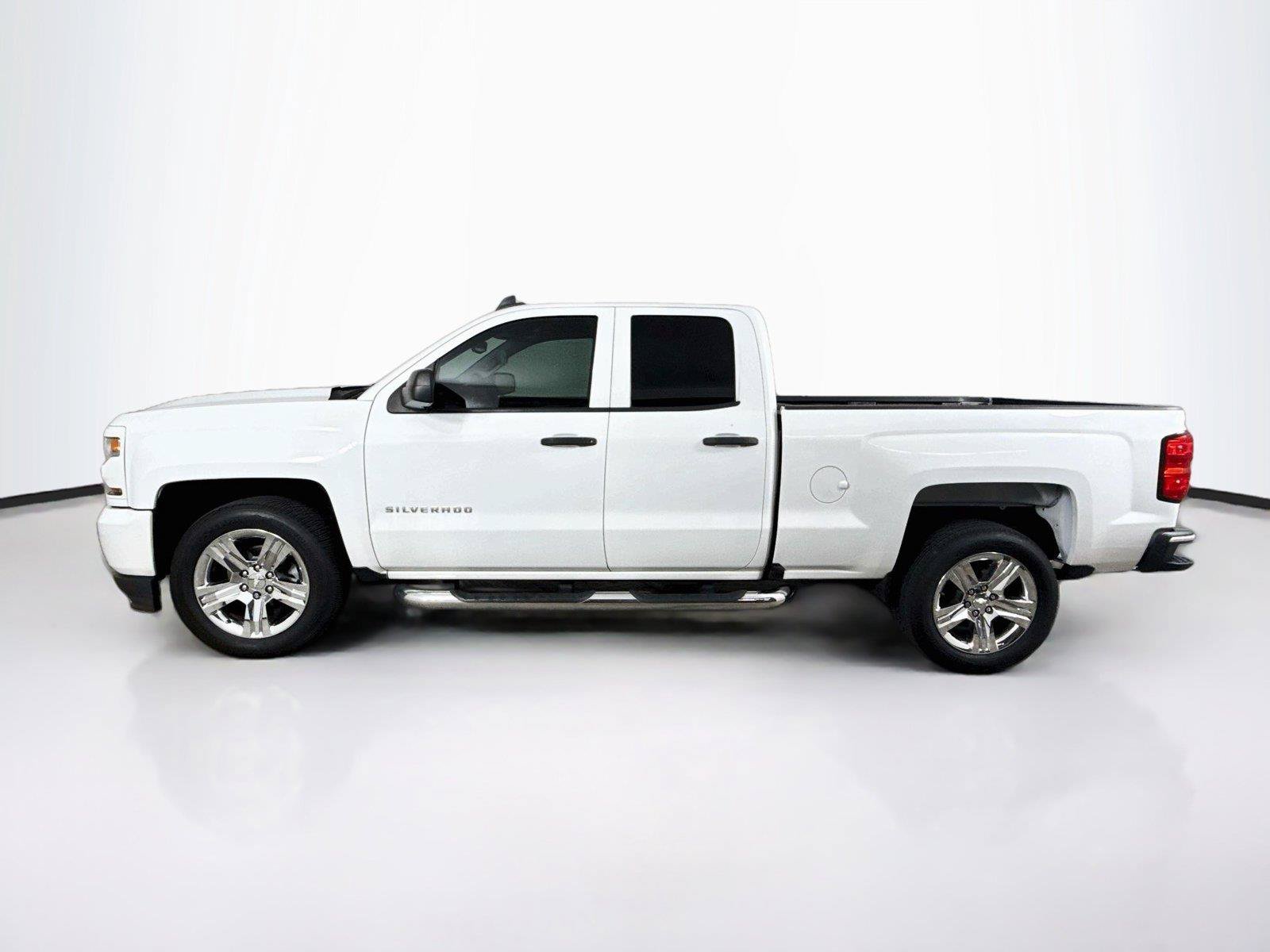 Used 2018 Chevrolet Silverado 1500 Custom w/ Custom Convenience Package RWD image 2