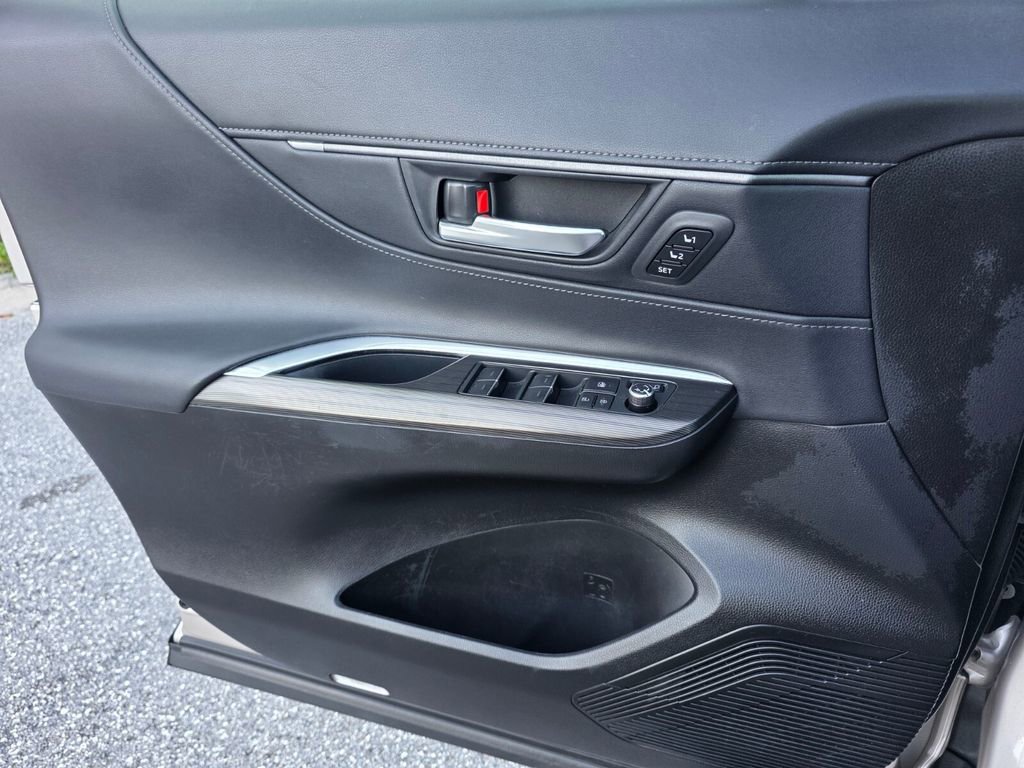 Used 2022 Toyota Venza XLE image 28