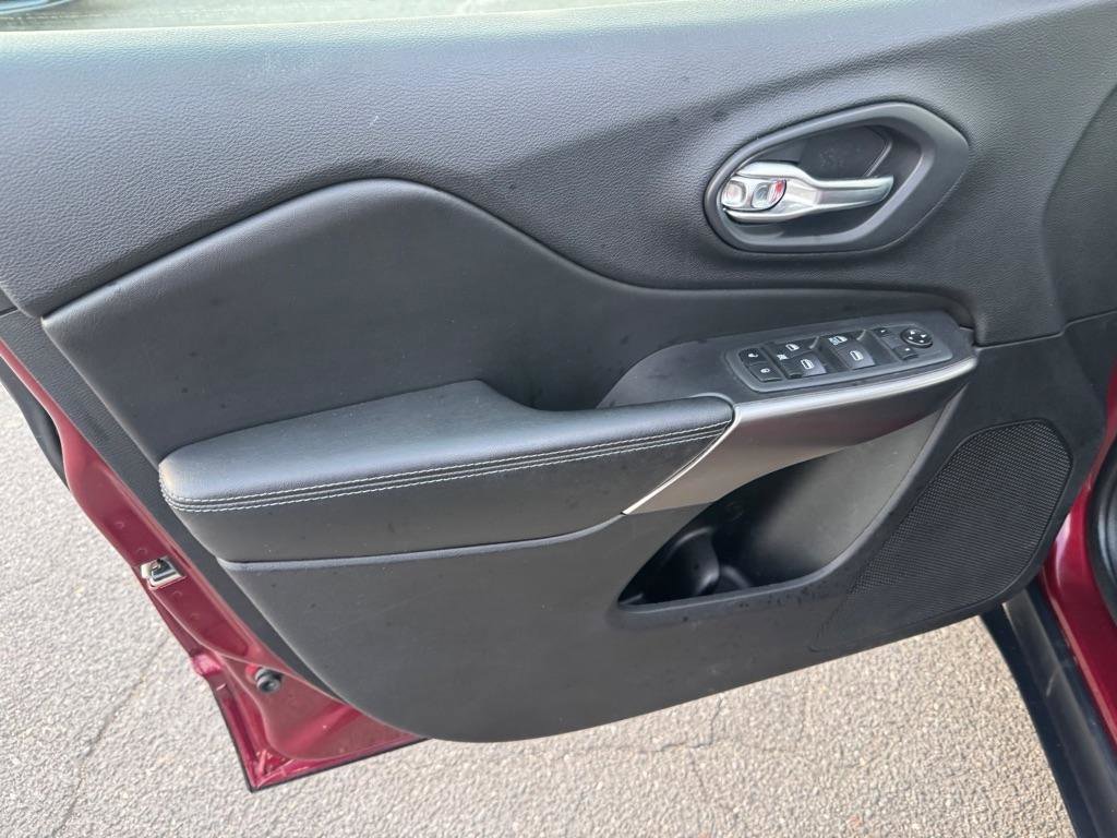 Used 2020 Jeep Cherokee Latitude w/ Cold Weather Group image 10