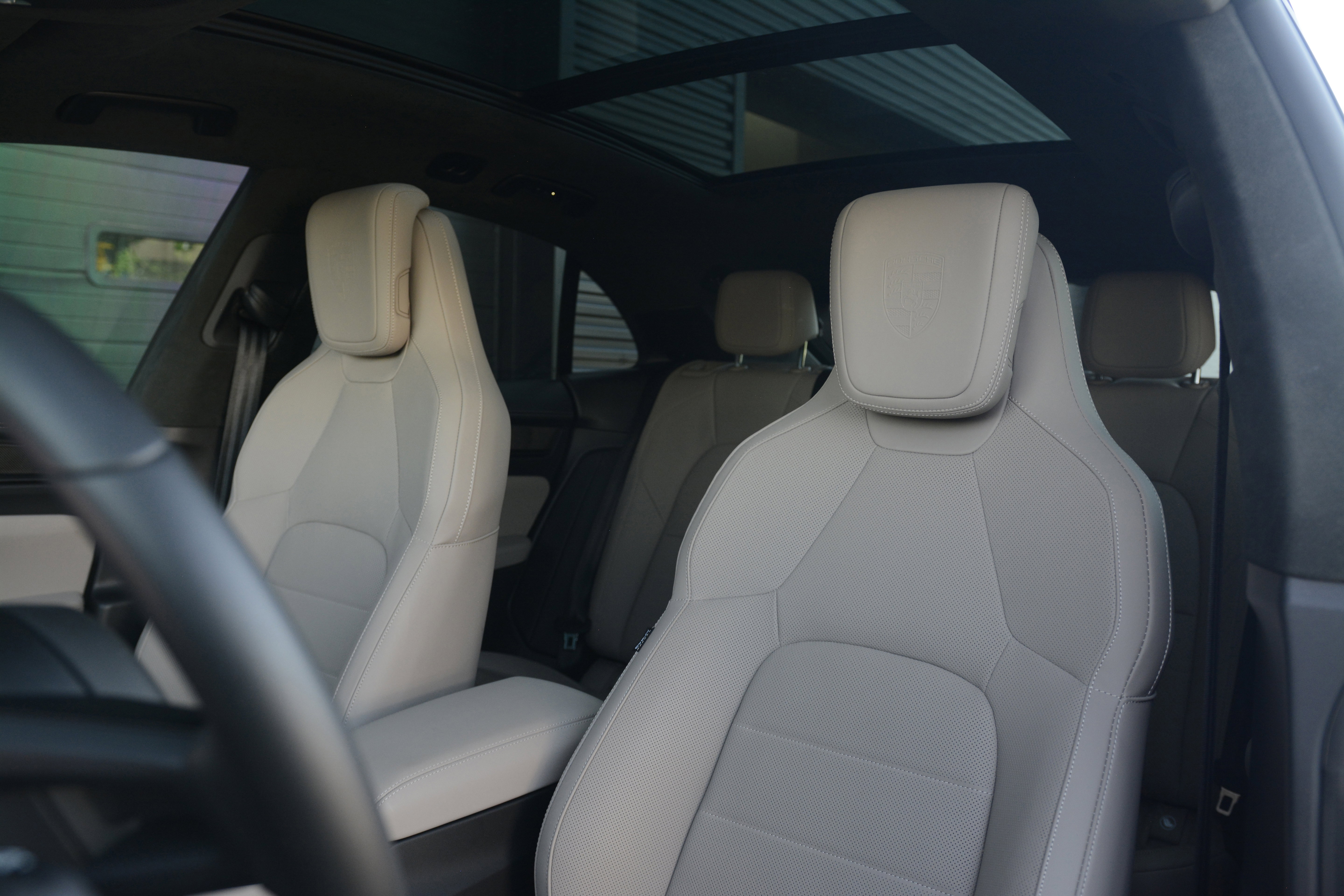 Certified 2025 Porsche Macan Turbo Electric AWD/4WD image 5