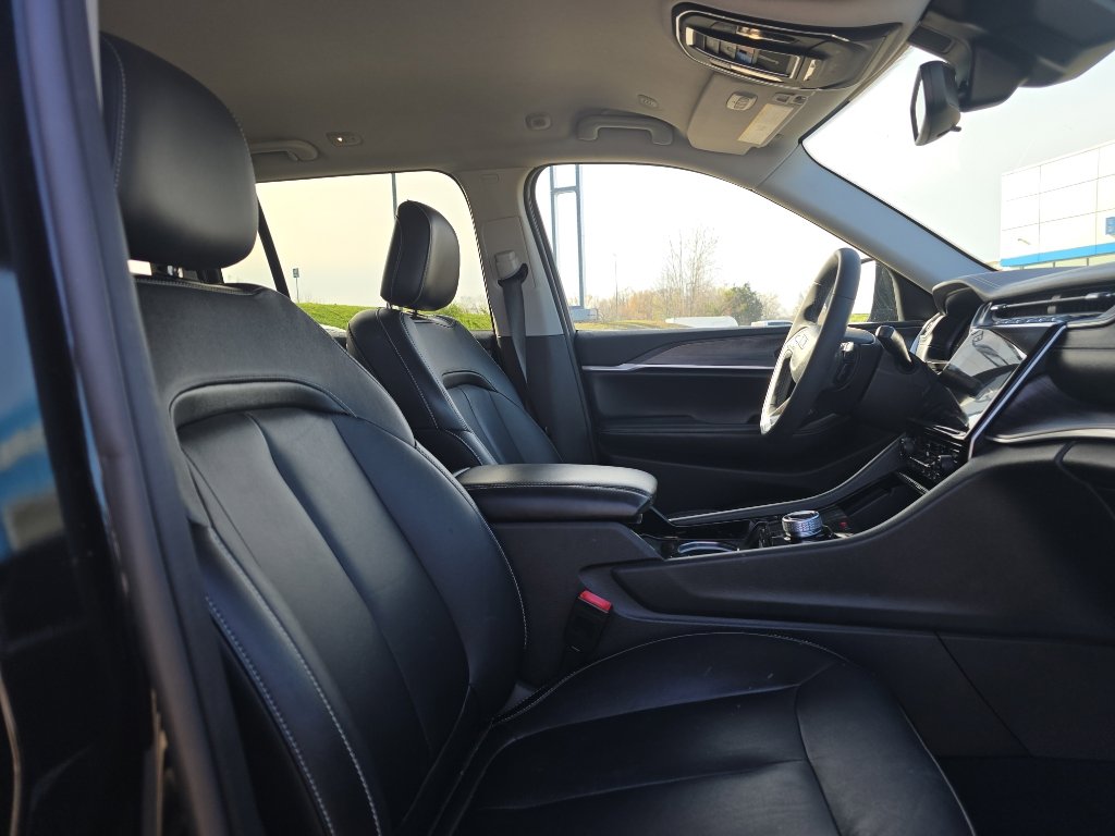 Used 2023 Jeep Grand Cherokee Limited image 14