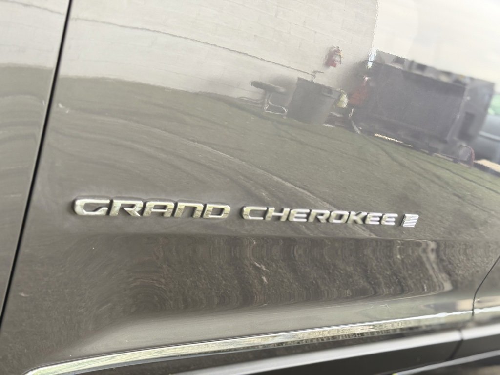 Used 2022 Jeep Grand Cherokee Limited w/ Luxury Tech Group II image 12