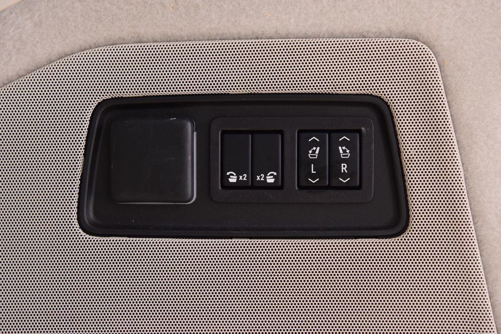 Used 2024 Cadillac Escalade ESV Sport Platinum w/ LPO, ONYX Package AWD/4WD image 26