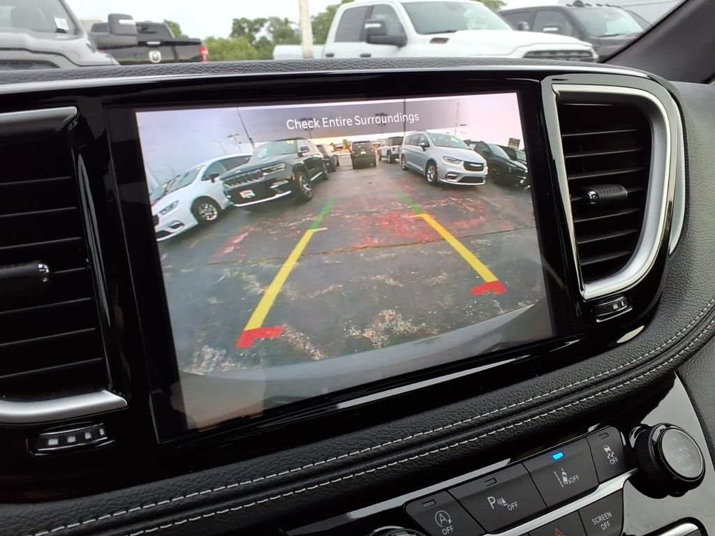 Certified 2025 Chrysler Pacifica Limited FWD image 19