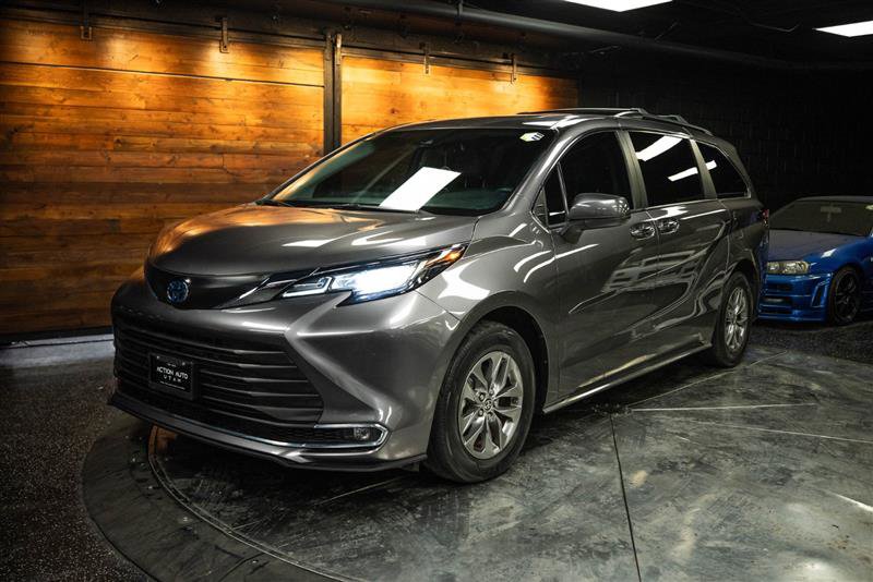 Used 2023 Toyota Sienna XLE image 2