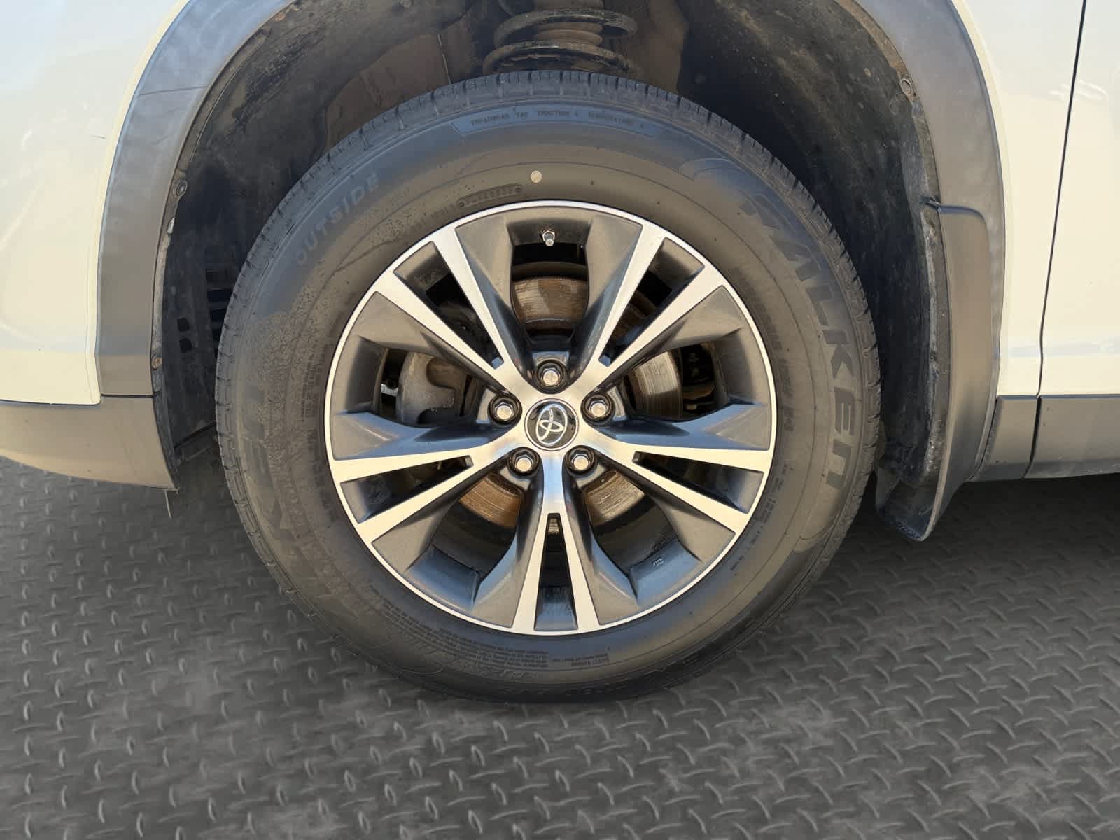 Used 2019 Toyota Highlander Plus AWD/4WD image 9