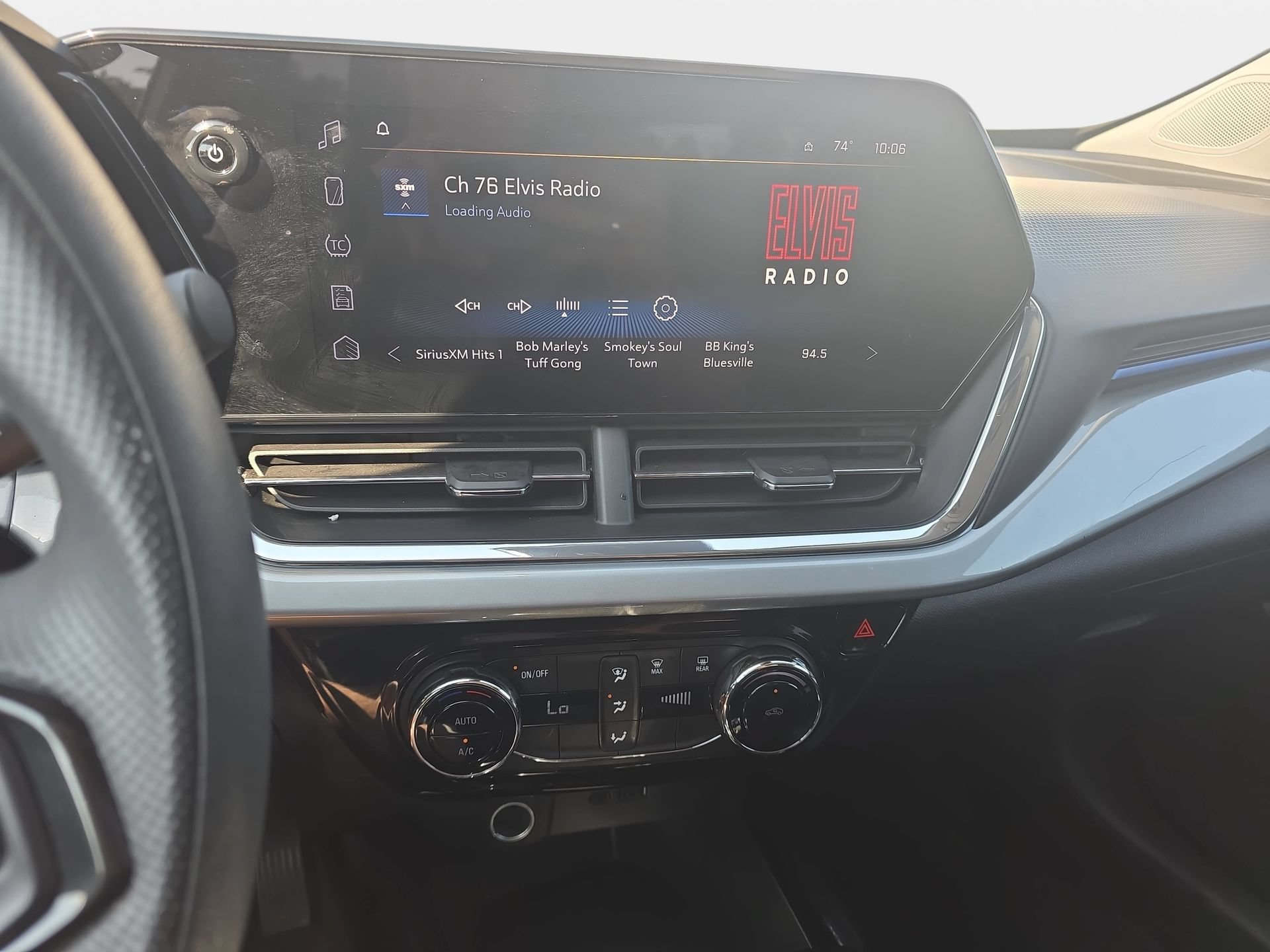 Used 2025 Chevrolet Trax LT FWD image 19
