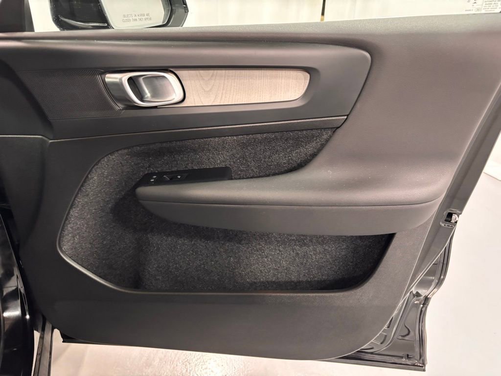 Certified 2025 Volvo XC40 B5 Plus image 19