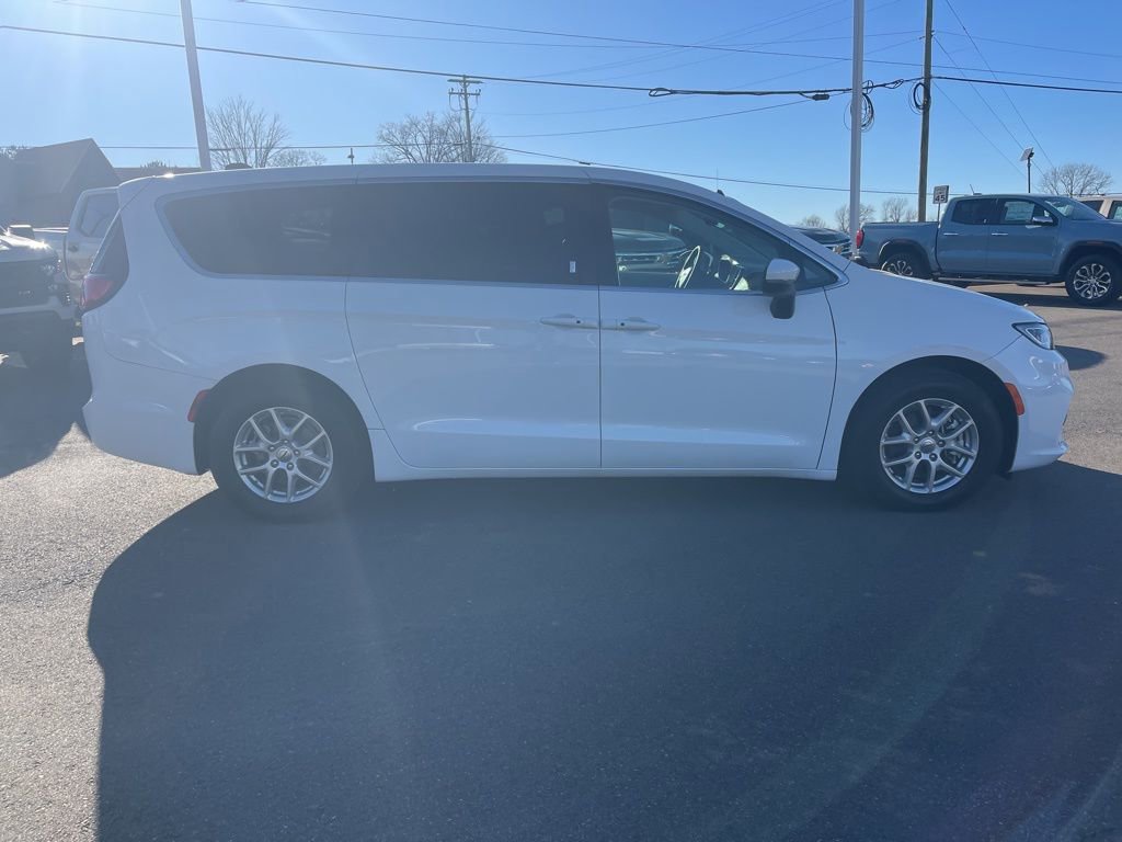 Used 2023 Chrysler Pacifica Touring-L image 6