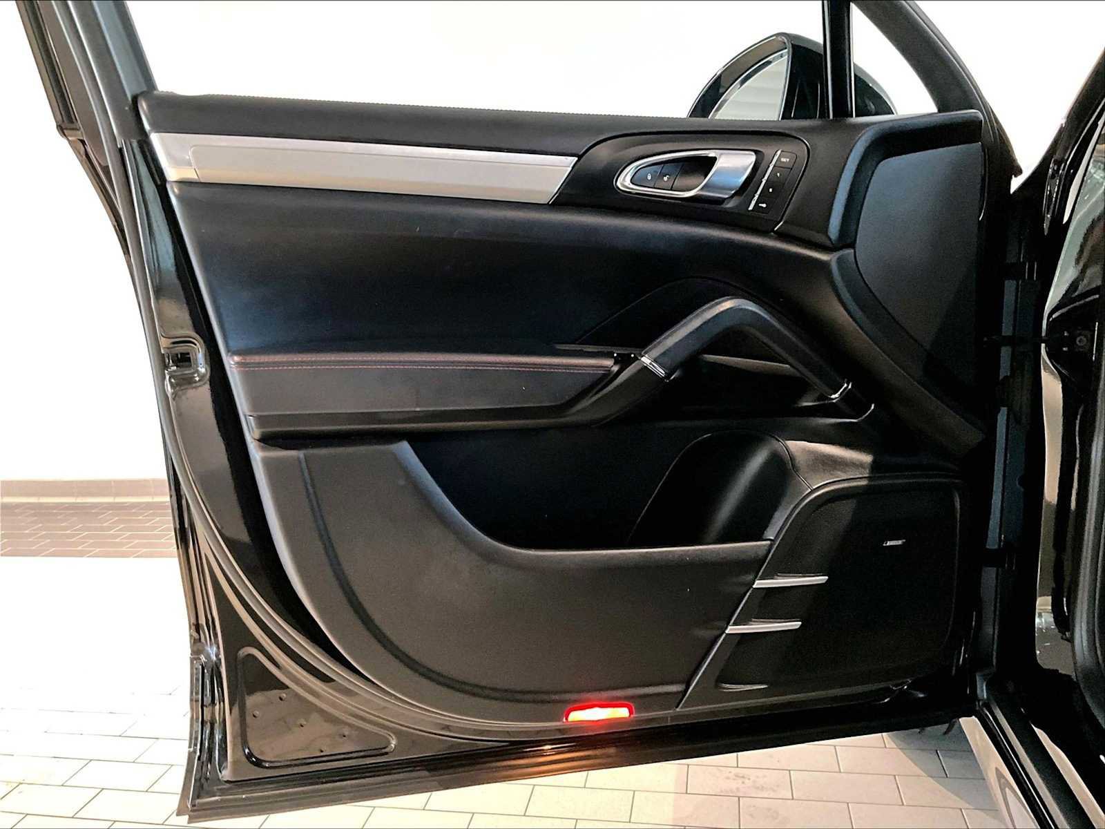 Used 2016 Porsche Cayenne Turbo image 26