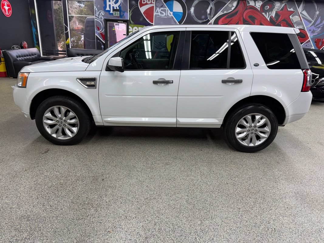 Used 2011 Land Rover LR2 HSE AWD/4WD image 2