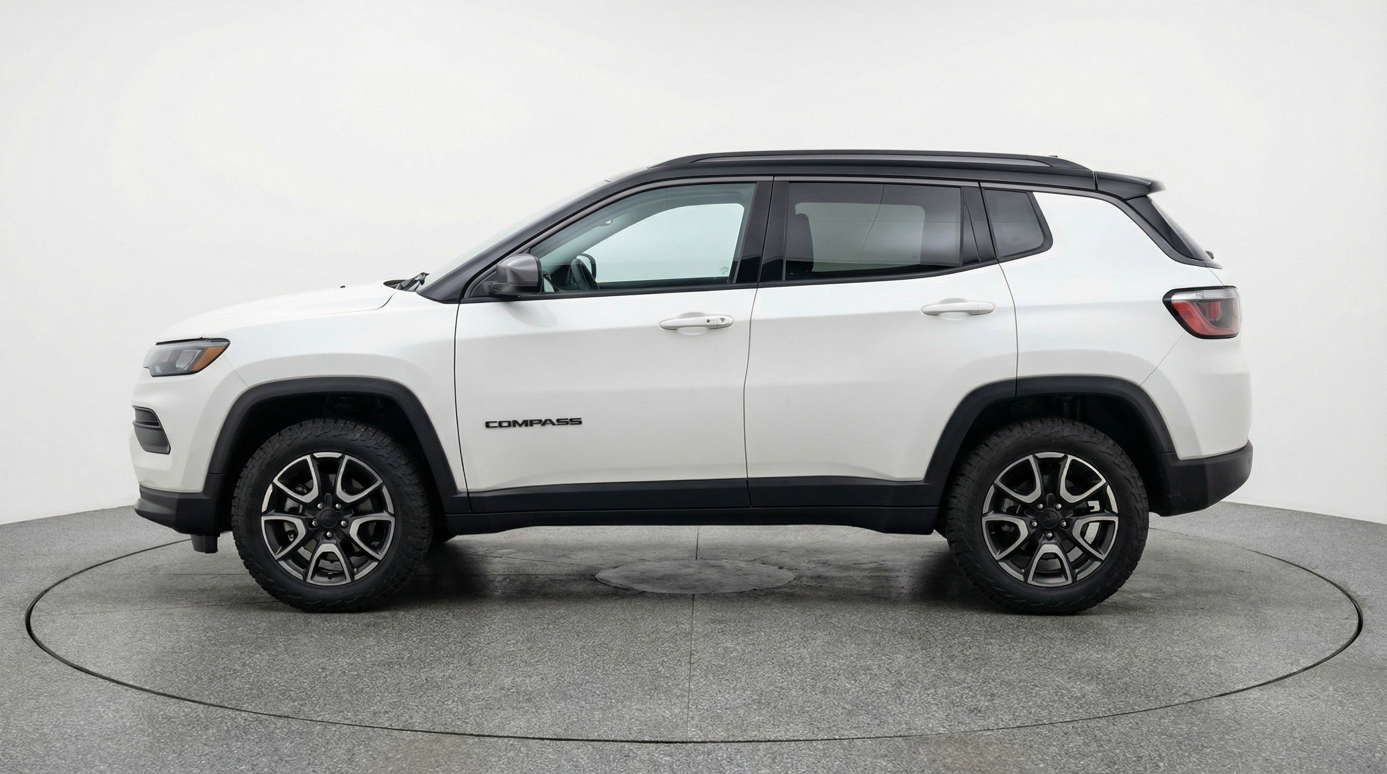 Used 2025 Jeep Compass Trailhawk AWD/4WD image 5