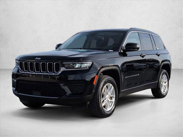 Used 2023 Jeep Grand Cherokee Laredo image 1