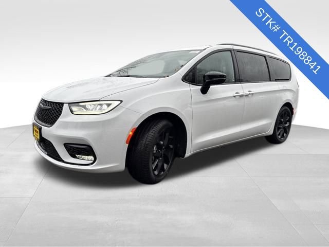 New 2026 Chrysler Pacifica Select w/ S Appearance Package FWD image 3