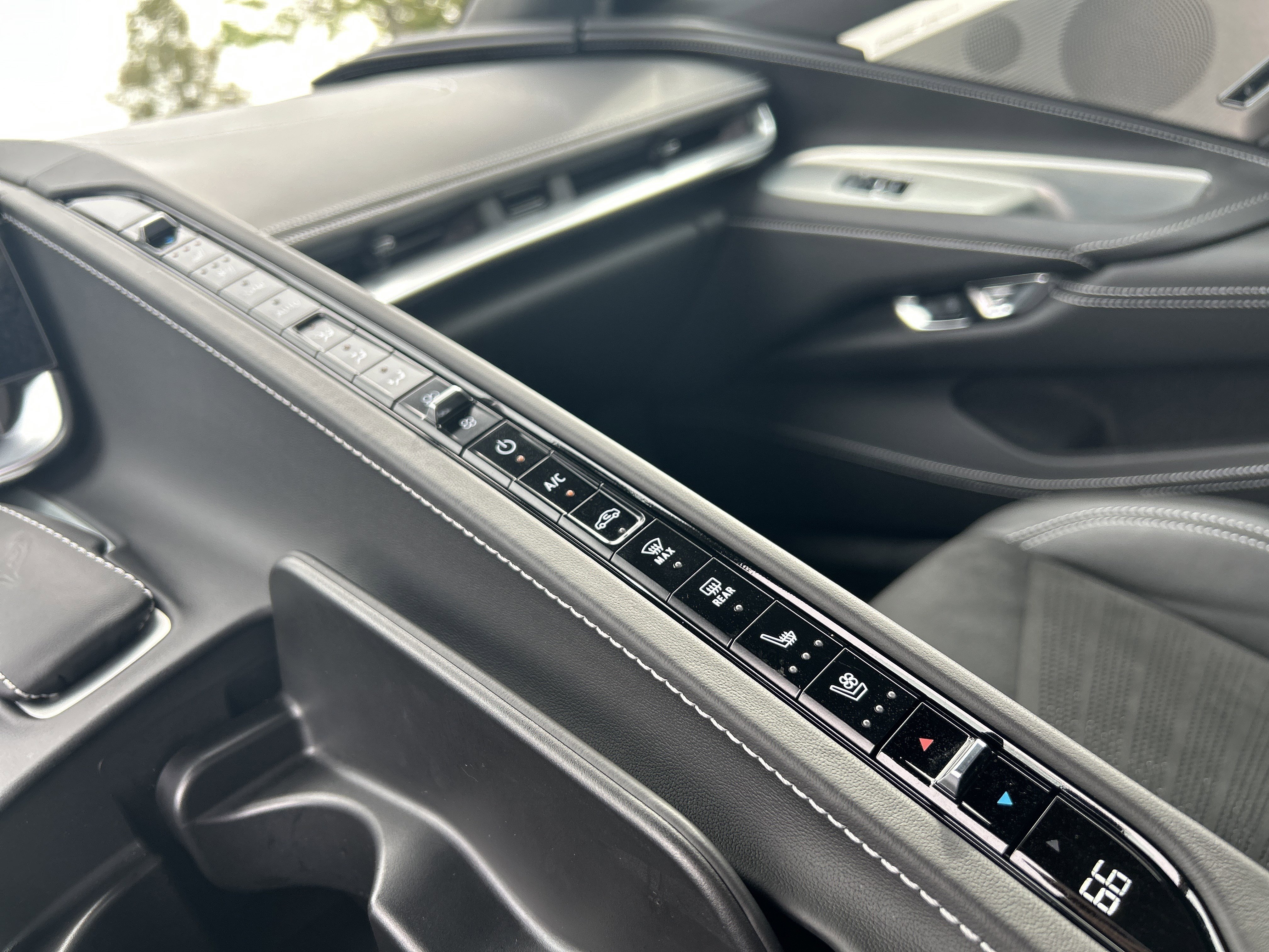 Used 2024 Chevrolet Corvette Stingray Premium Cpe w/ Z51 Performance Package image 27