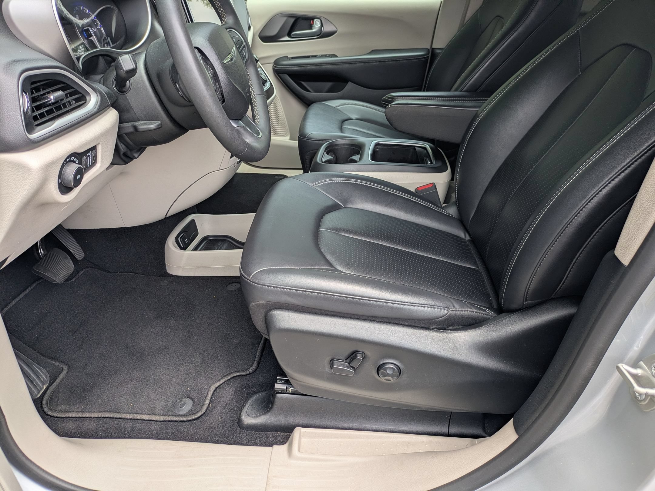 Used 2024 Chrysler Pacifica Touring-L FWD image 12