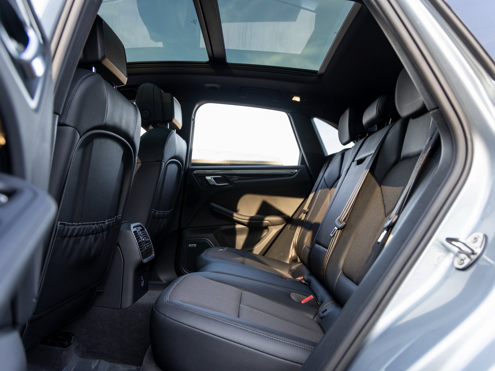 Certified 2025 Porsche Macan image 42