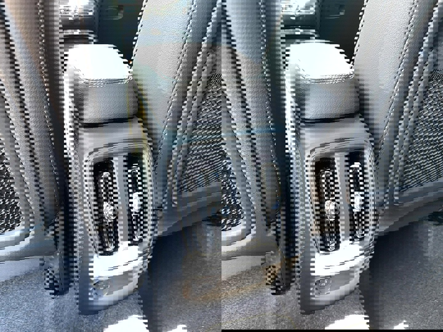 New 2025 Volvo XC40 B5 Ultra w/ Protection Package image 17