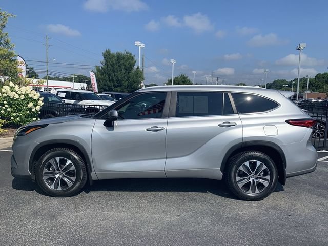 Used 2023 Toyota Highlander XLE FWD image 5