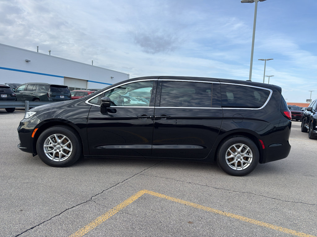 Used 2024 Chrysler Pacifica Touring-L image 6