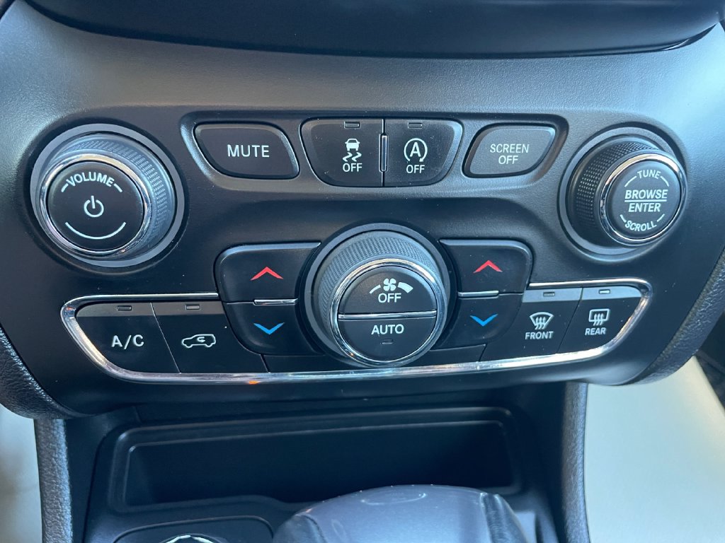Certified 2020 Jeep Cherokee Latitude Plus w/ Comfort/Convenience Group AWD/4WD image 28