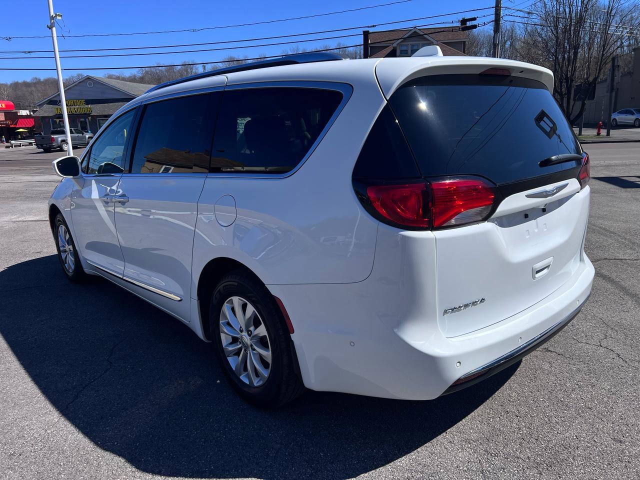 Used 2018 Chrysler Pacifica Touring-L w/ Advanced Safetytec Group image 5