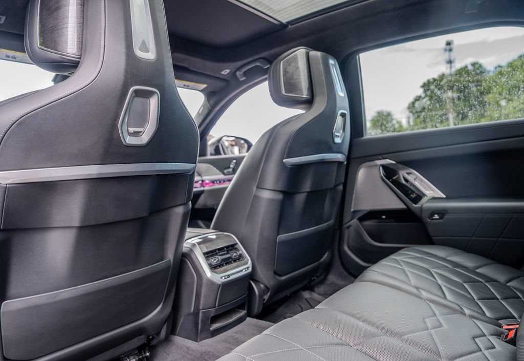 Used 2023 BMW i7 xDrive60 AWD/4WD image 19