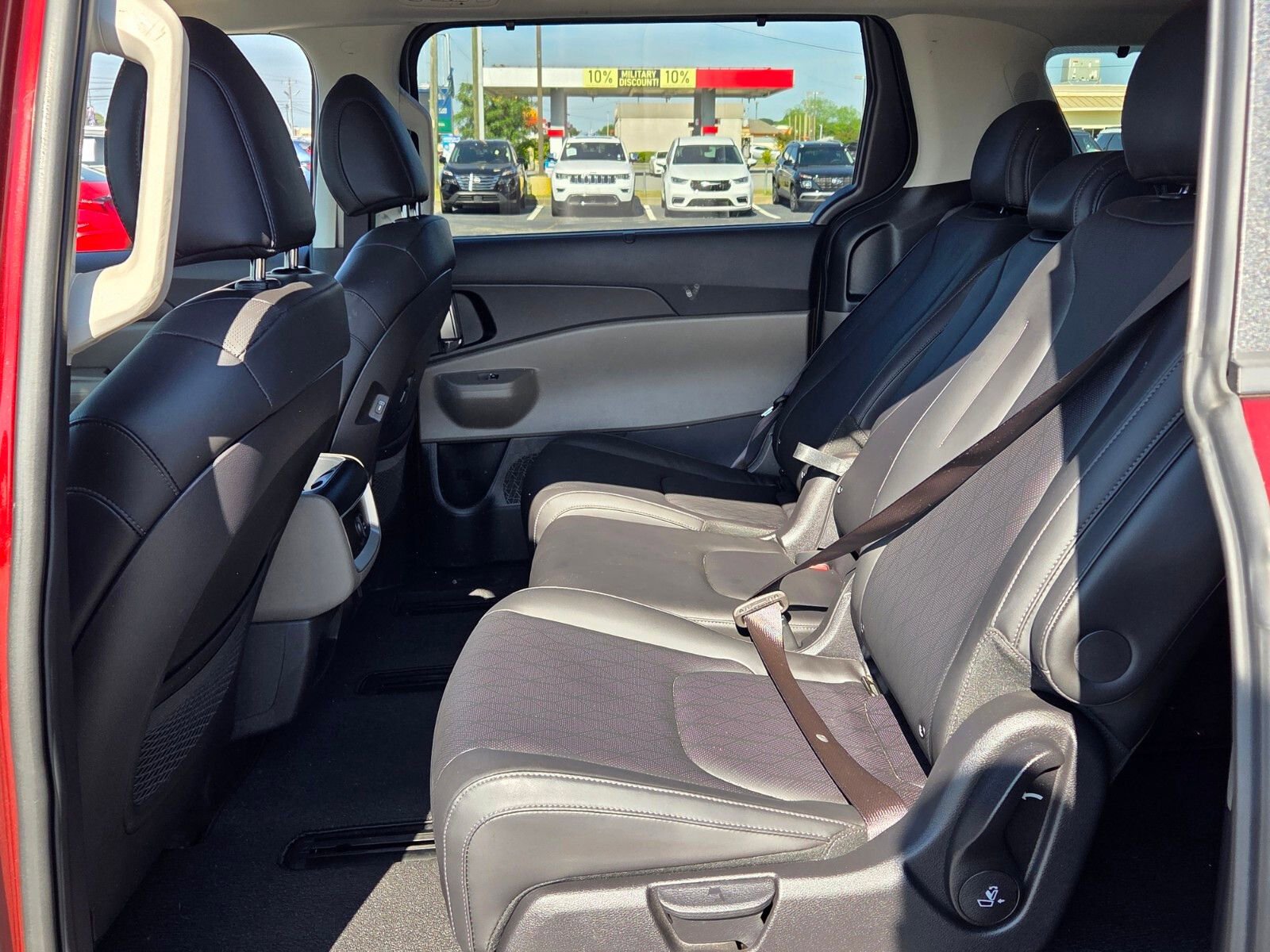 Used 2025 Kia Carnival EX image 6