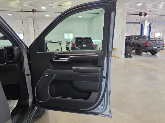 Used 2025 Chevrolet Silverado 1500 LTZ w/ LTZ Convenience Package II AWD/4WD image 30