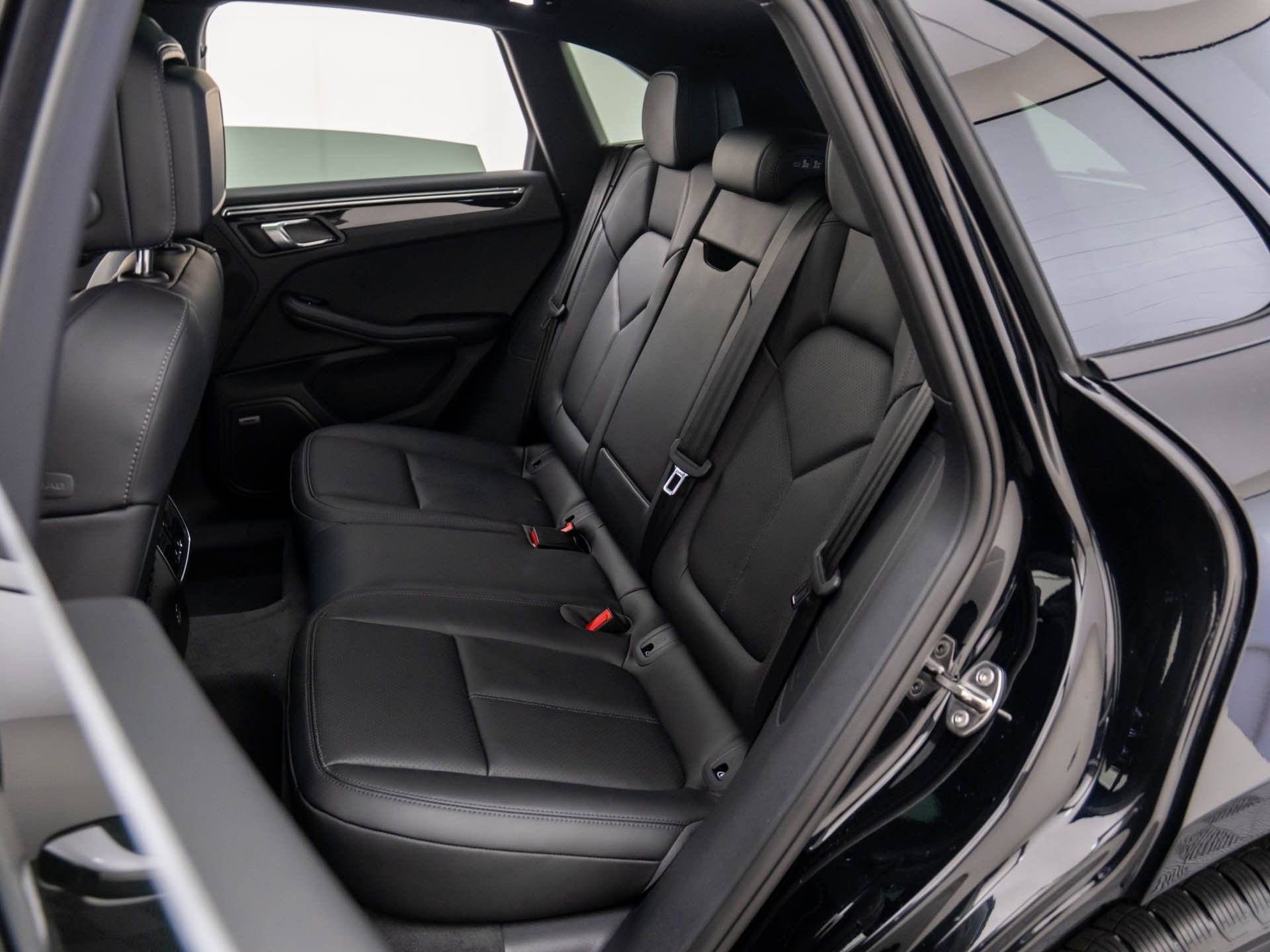 Certified 2026 Porsche Macan AWD/4WD image 17