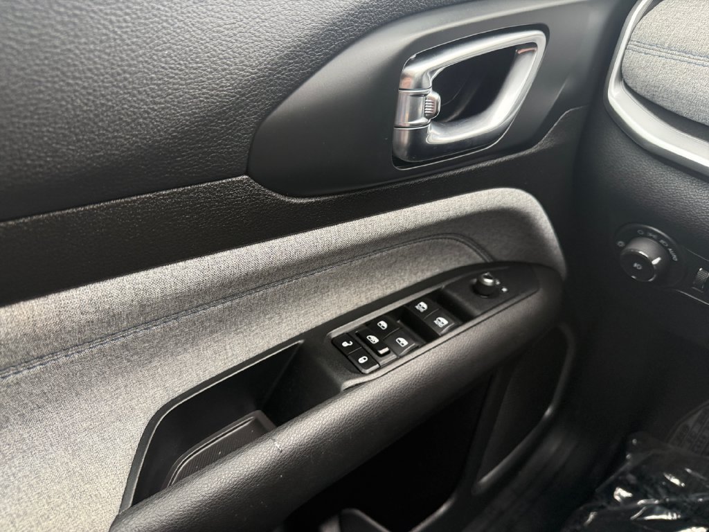 Used 2024 Jeep Compass Latitude AWD/4WD image 17