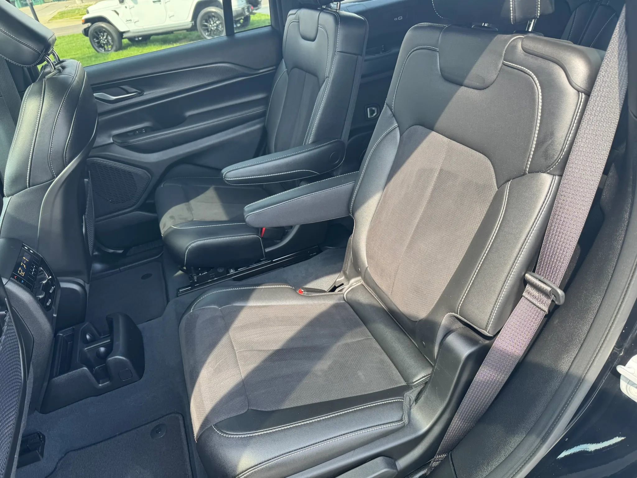 Used 2023 Jeep Grand Cherokee L Laredo image 6