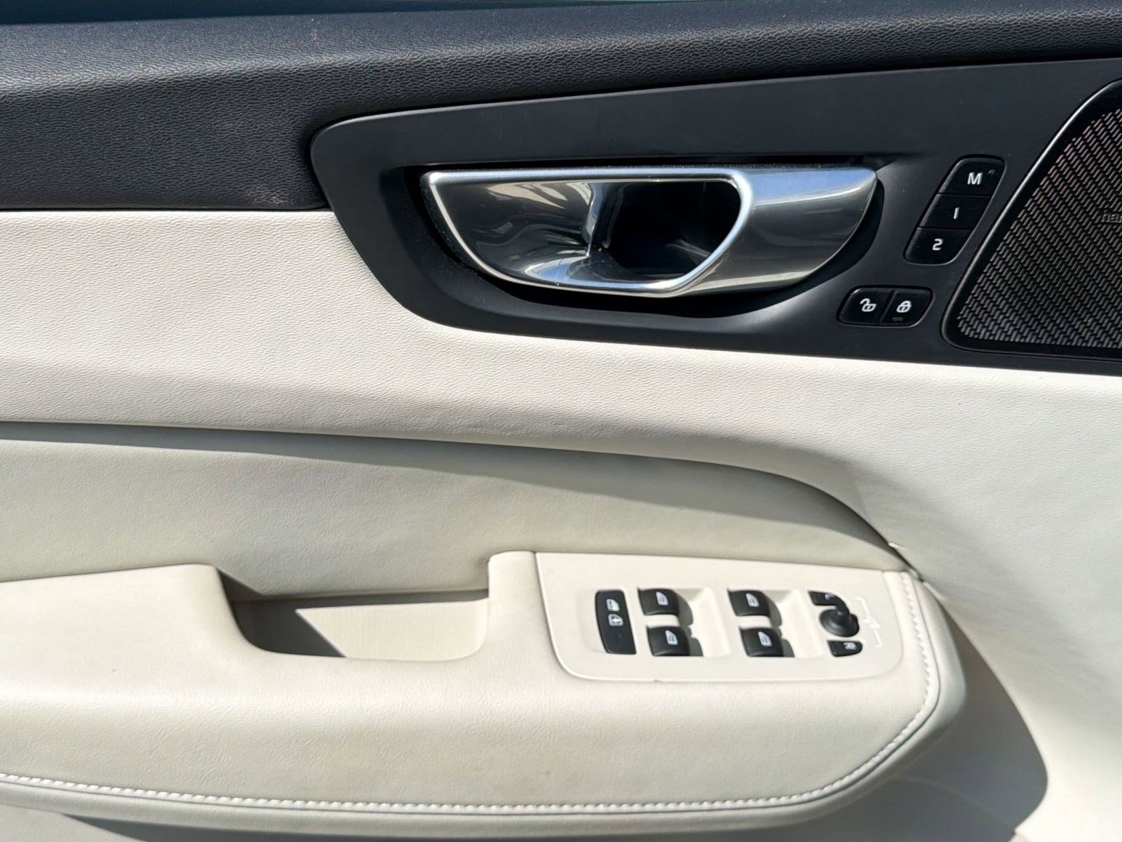 Used 2023 Volvo XC60 B5 Ultimate w/ Climate Package FWD image 13
