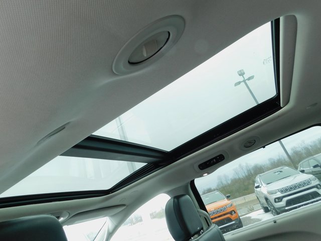 Used 2023 Chrysler Pacifica Limited image 5